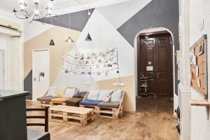 第比利斯Moosica Hostel的有两张沙发和一张桌子的客厅