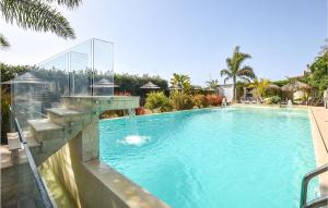 una piscina con cascada en un complejo turístico en Stunning Home In Pozzallo With Sauna, en Pozzallo 25 fotos más