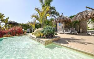 Una piscina en un patio con sillas y árboles. en Stunning Home In Pozzallo With Sauna, en Pozzallo