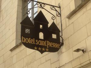 Una señal para un santo del hotel Pierre colgado en un edificio en Hôtel Saint Pierre Boutique-Hôtel, en Saumur