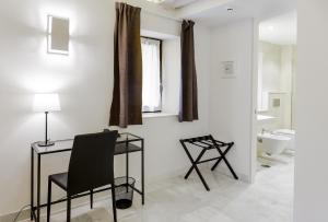 een witte kamer met een bureau en een stoel bij Finca Portizuelo in Luarca