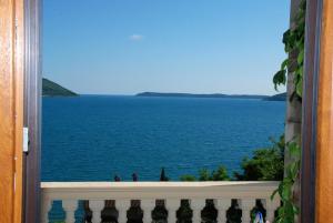 una vista del océano desde una ventana en Garni Hotel Bokeška Noć, en Herceg-Novi