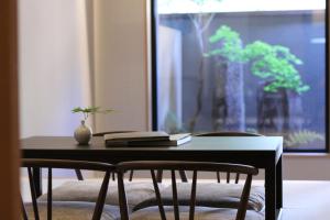 名古屋的住宿－HOTEL和紡，一张桌子、两把椅子和一张桌子及书籍