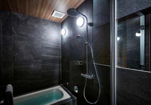 名古屋的住宿－HOTEL和紡，带淋浴和浴缸的浴室