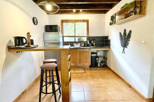 uma cozinha com um balcão e um bar num quarto em Fare Auti - halfway beach and mountain on Moorea em Haapiti