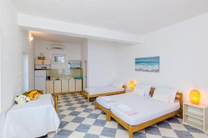 sala de estar con 2 camas y cocina en Stone Apartments, en Dubrovnik