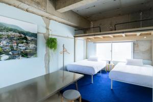 um quarto com duas camas, uma escrivaninha e uma janela em RE SORT em Sasebo