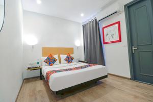 ein Schlafzimmer mit einem Bett und einer blauen Tür in der Unterkunft FabHotel Destiny Inn in Gurgaon