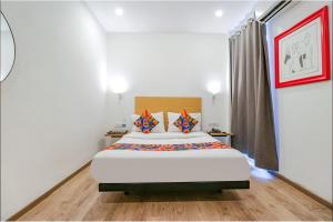 ein Schlafzimmer mit einem großen Bett in einem Zimmer in der Unterkunft FabHotel Destiny Inn in Gurgaon