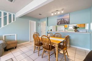 - une cuisine et une salle à manger avec une table et des chaises dans l'établissement Sugar Beach D17, à Navarre