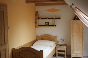 ein kleines Schlafzimmer mit einem Bett und einem Tisch in der Unterkunft Pension Wenger in Kirchheim im Innkreis