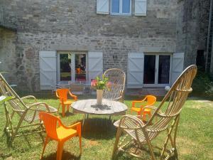 un grupo de sillas y una mesa en un patio en Maison du XVème au cœur du village médiéval, en Martel