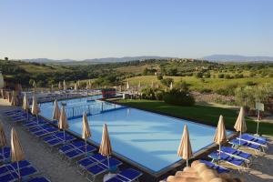Bazén v ubytování Borgo Magliano Resort nebo v jeho okolí