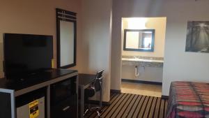 TV a/nebo společenská místnost v ubytování Texan Inn and Suites Tilden + 25 fotografií