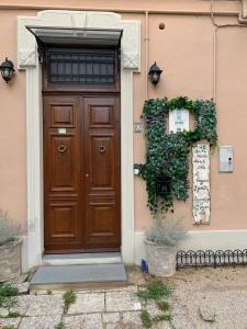 una puerta de madera en el lateral de un edificio en B&B Il Giardino di Anto, en Pescara