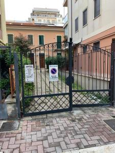 Una puerta de metal negro con letreros. en B&B Il Giardino di Anto, en Pescara