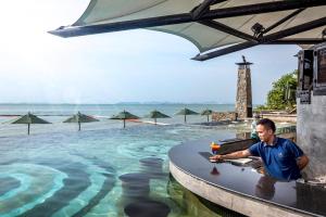 Der Swimmingpool an oder in der Nähe von Pattaya Modus Beachfront Resort