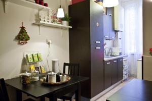 kuchnia ze stołem jadalnym oraz kuchnia z drzewkiem świątecznym w obiekcie Happy Stay Guesthouse w Rzymie