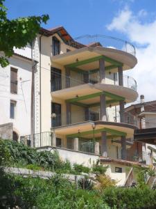 - un bâtiment avec des balcons sur le côté dans l'établissement Giamia Villas, à Sulmona