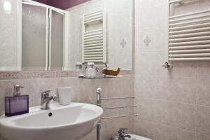 łazienka z umywalką i lustrem w obiekcie Happy Stay Guesthouse w Rzymie +37 zdjęć