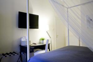 Telewizja i/lub zestaw kina domowego w obiekcie Happy Stay Guesthouse