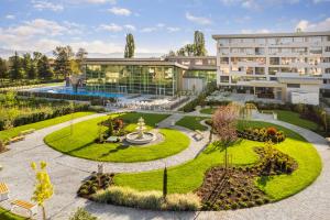 an aerial view of a building with a garden and a fountain at Гранд Хотел Княз Павел in Pavel Banya