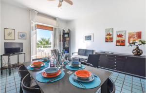 A television and/or entertainment centre at Gorgeous Home In Pozzallo
