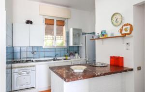 A kitchen or kitchenette at Gorgeous Home In Pozzallo