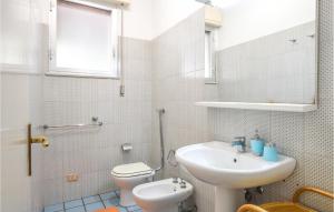 A bathroom at Gorgeous Home In Pozzallo