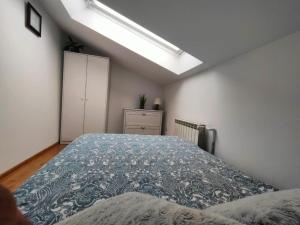 1 dormitorio con 1 cama y vestidor en Agroturystyka Czekaj en Lublinów