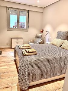 una camera con letto e finestra di San Sebastián Fresh !! Vivienda & Terraza a San Sebastián