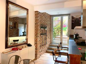 una cucina con muro di mattoni e specchio di San Sebastián Fresh !! Vivienda & Terraza a San Sebastián