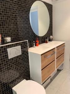 bagno con servizi igienici bianchi e specchio di San Sebastián Fresh !! Vivienda & Terraza a San Sebastián