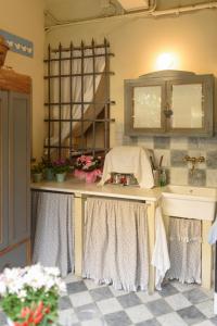 a bathroom with a sink and a counter with flowers at Appartamento Fanciullacci in Montelupo Fiorentino