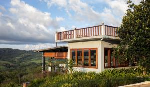 una casa con balcone in cima a una collina di Pidoma Resort By EHM a Sen Monourom