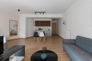 雅典的住宿－Leochares Lifestyle Apartments - Self check-in，客厅配有沙发和桌子