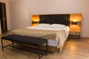 Postel nebo postele na pokoji v ubytování Lileo Inn Hotel