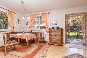een woonkamer met een tafel en een bank bij Haus Ruth in Obsteig