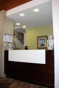 a lobby with a reception desk and a counter at Hotel Pousada Minas Gerais in Ouro Preto