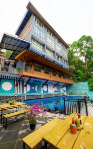 Bhurtuk的住宿－Avianna Gangtok Resort & Spa，一座带桌子的建筑,前面有一个游泳池