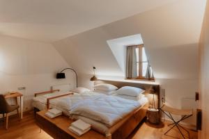 Schlafzimmer mit einem Bett, einem Schreibtisch und einem Fenster in der Unterkunft Hotel Plesnik Logarska Dolina in Solčava