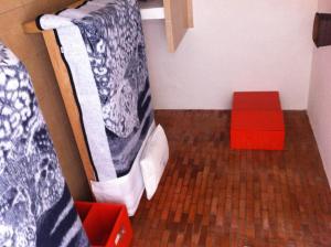 1 dormitorio con litera y caja roja en Hotel Centro Diana, en Ciudad de México