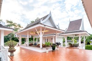 O grădină în afara Phi Private Villa: Luxury Thai with Riverview