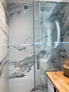 um chuveiro com uma porta de vidro na casa de banho em Apartament lovely space em Rzeszów