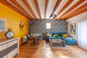 sala de estar con paredes amarillas y sofá azul en Dido Newfy Home, en Sainte-Marie-au-Bosc