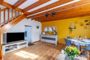 sala de estar con TV grande y mesa de comedor en Dido Newfy Home, en Sainte-Marie-au-Bosc