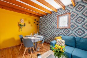 Una sala de estar con un sofá azul y una mesa. en Dido Newfy Home, en Sainte-Marie-au-Bosc 7 fotos más