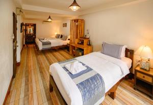 清邁的住宿－和泰精品酒店，一间卧室,配有两张床