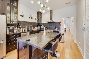 a large kitchen with a large island in a room at 4br2ba Remodeled Home In The Heart Of The Castro! in San Francisco