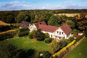 eine Luftansicht eines großen Hauses mit Hof in der Unterkunft Eulenhof Rügen in Putbus